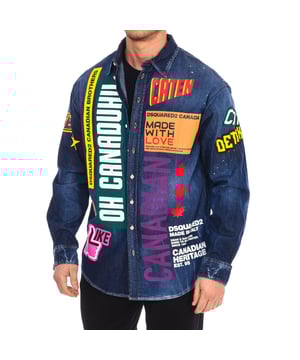 Dsquared2 denim overhemd met lange mouwen.
 Kraag met kapel.
 Knoopsluiting aan de voorkant.
 Patchprint met merkmotieven.
 Manchetten met knoopsluiting.
 Samenstelling: 98% Katoen, 2% Elastaan.
 Onderhoud:
Handwas.
 Strijken op lage temperatuur.
 Geen bleekmiddel gebruiken.
 Niet in de droger.
 Niet chemisch reinigen.