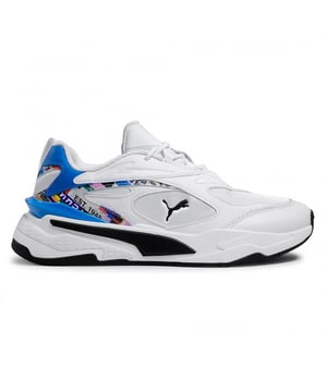 PUMA RS-FAST INTL Game White White Trainers, una impresionante combinación de diseño de inspiración retro y tecnología moderna que está destinada a llamar la atención. Estos entrenadores fusionan sin problemas la nostalgia con comodidad y funcionalidad contemporánea. Aquí hay una mirada más cercana a las características clave que hacen de estas zapatillas una elección destacada para cualquier entusiasta de las zapatillas:

Estética clásica: los entrenadores de juegos PUMA RS-Fast INTL se inspiran en el rico archivo de zapatillas retro de Puma. El elegante color blanco con acentos sutiles rinde homenaje a los estilos de zapatillas clásicas al tiempo que agrega un toque de estilo moderno.

Tecnología RS (Sistema de ejecución): estos entrenadores incorporan la tecnología RS avanzada de PUMA en la entresuela, proporcionando amortiguación y soporte excepcionales. El sistema de amortiguación RS es reconocido por su capacidad de respuesta, asegurando un viaje cómodo, ya sea que esté trotando, caminando o de pie durante períodos prolongados.

Construcción duradera: PUMA es sinónimo de calidad, y estos entrenadores no son la excepción. Están construidos para resistir las demandas de uso diario y diversas actividades. Los materiales y la artesanía de alta calidad garantizan una durabilidad duradera.

Comodidad liviana: a pesar de su diseño retro, estos entrenadores son notablemente livianos. Esta característica reduce la fatiga durante el uso extendido y mantiene sus pies frescos incluso en días ocupados.

Branding en negrita: la marca Signature de Puma se muestra prominentemente en la lengua, el talón y los lados del zapato, agregando un elemento deportivo y elegante a su atuendo.

Superior transpirable: la parte superior de los entrenadores de juegos INTL RS-Fast está diseñado para mantener los pies bien ventilados, asegurando la comodidad incluso durante el clima cálido o los entrenamientos intensos.

Estilo versátil: estos entrenadores son increíblemente versátiles. Ya sea que se esté vistiendo para una noche informal o manteniéndola relajada con jeans y una camiseta, complementan sin esfuerzo una amplia gama de atuendos.