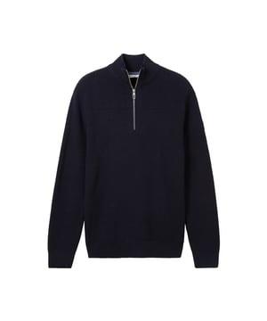 Dieser Tom Tailor Troyer-Pullover für Herren ist ein echter Hingucker. Aus hochwertigen Materialien gefertigt, ist er äußerst angenehm zu tragen. Er hat lange Ärmel und einen Stehkragen, der durch die Strickrichtung abgesetzt ist. Der Troyerkragen verleiht dem Pullover einen eleganten und doch lässigen Look. Er hat einen halben Reißverschluss, der das An- und Ausziehen erleichtert. Auf dem oberen Ärmel befindet sich ein Logo-Badge, das die Marke Tom Tailor repräsentiert und Ihre Persönlichkeit unterstreicht. Das Besondere an dieser Strickjacke ist die horizontale Struktur im oberen Drittel, die dem Strickpulli einen interessanten und dynamischen Charakter verleiht. Die unteren zwei Drittel sind ohne Struktur vertikal gestrickt und heben sich gut ab. Bündchen und Saum sind gerippt und sorgen für einen perfekten Sitz. Eine normale Passform, die sich jeder Körperform anpasst. Dieser Strickpulli ist in verschiedenen Farben und Größen erhältlich und kann zu jedem Anlass getragen werden. Ob mit Hemd, T-Shirt oder Jeans kombiniert, dieser Troyer ist ein echter Allrounder. Bestellen Sie jetzt und überzeugen Sie sich von seiner Qualität und seinem Stil.