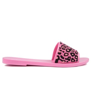 Sandalias Melissa Savage color rosa para mujer, fabricadas con pvc y suela de goma. Presenta: diseño de leopardo, puntera, marca Melissa y fabricado en Brasil.