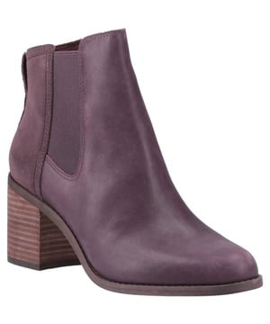 In der Stiefelette Evelyn trifft Mode auf Funktion. Dank des Blockabsatzes und der doppelten Schnürung, die ein einfaches An- und Ausziehen ermöglicht, ist sie besonders bequem. Ein unverzichtbares Modell, das Sie mit Leichtigkeit von der Arbeit ins Wochenende bringt.