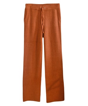 The straight leg silhouette and drawcord waist keep things cozy and the luxurious cashmere blend makes these the perfect elevated comfy pants. Lightweight and so soft to the touch.
Fit: , Sizing: As expected