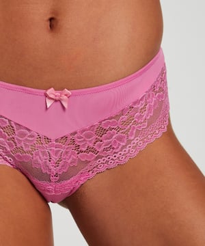 Kies voor comfort met deze mooie brazilian. De brazilian is afgewerkt met kant en een klein strikje aan de voorkant. Deze slip combineer je bij veel items, dus mag niet ontbreken in je collectie! Deze super comfortabele essential heeft een nieuw en verbeterde look en feel, hij is zacht en rekbaar. Met een prachtig bloemenpatroon van kant wat deze stijl extra fashionable maakt. Je nieuwe favorite basic item!