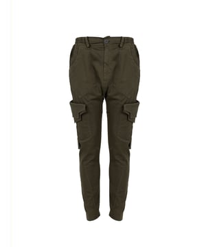 Los pantalones cargo son la elección perfecta para aquellos que valoran la comodidad y la funcionalidad, funcionan excelente tanto para el uso diario como para actividades al aire libre.

Los grandes bolsillos en el frente y los costados permiten guardar artículos esenciales como teléfono, llaves o cartera, lo que los hace extremadamente prácticos.

Los pantalones reforzados garantizan una durabilidad adicional, asegurando un uso prolongado y resistencia a la abrasión, perfectos para cualquier ocasión.

El color uniforme facilita la combinación con diferentes elementos del vestuario, lo que los convierte en un complemento universal para cualquier estilo.

Los elásticos en la cintura aseguran un ajuste perfecto al cuerpo, aumentando la comodidad de uso y evitando que los pantalones se deslicen durante el movimiento.

Fabricados en Italia, lo que garantiza la más alta calidad de fabricación y atención a cada detalle, además de añadir un toque de lujo a tu vestuario diario.