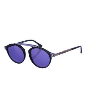 Gafas de sol Armand Basi con montura de acetato.
 Color Negro
 Forma ovalada.
 Lentes de color Negro
 Patillas metalicas y acabado en acetato.
  Nombre de la marca grabado en la lente.
 100% Protección UV. 
 Incluye una funda de tela de protección.
Los colores reales del producto pueden variar ligeramente con respecto a los colores que muestra su monitor.
 
 Medidas  Ancho lente: 52 mm. Puente: 21 mm. Patillas: 145 mm.
 
 Limpiar las gafas con agua y jabón (neutro).
 - No utilice paños sucios o abrasivos, que puedan alterar las características de los filtros.
 - Utilice solo accesorios y repuestos originales.