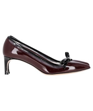 VINTAGE, UVP WIE NEU  
Die Miu Miu Pumps mit Schleifendetail aus braunem Lackleder sind eine anspruchsvolle und elegante Wahl. Sie verfügen über mittelhohe Absätze und spitze Zehen für eine klassische Silhouette. Das kontrastierende schwarze Schleifendetail verleiht diesen zeitlosen Pumps eine verspielte Note und macht sie zu einer vielseitigen und stilvollen Ergänzung jeder Garderobe. Ob kombiniert mit einem maßgeschneiderten Anzug fürs Büro oder einem kleinen schwarzen Kleid für einen Abend aus, diese Pumps werden Ihren Look durch ihr schickes Design und die hochwertige Lacklederverarbeitung sicher aufwerten.  

mit Box  

Miu Miu Pumps mit Schleifendetail aus braunem Lackleder  
Zustand: Ausgezeichnet  
Abnutzungserscheinungen: Inklusive Box. Keine sichtbaren Abnutzungsspuren. Keine Markierung in der Innensohle. Sehr leichte Markierung an den Sohlen.  
Verpackung: Box  
Farbe: Braun | Ocker  
Material: Leder | Lackleder  
Größe: EU36/US6  
Maße: Absatzhöhe: 60; Innensohlenlänge: 290  
SKU: TONPUGBSH399045W
