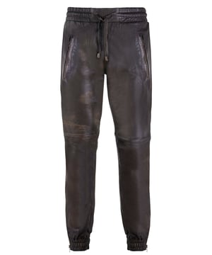 Dies ist eine stilvolle Variante der beliebten Jogginghosen, die seit ihrer Einführung in den 1920er-Jahren als lässige und bequeme Kleidung der Wahl dienen. Dieses Paar ist aus hochwertigem Vollnarben-Nappaleder gefertigt, was dieser Hose ein weiches Gefühl und eine glatte Ästhetik verleiht. Für zusätzlichen Komfort haben wir einen elastischen Bund mit Lederkordelzügen hinzugefügt, damit Sie die Taille an die für Sie passende Passform anpassen können, sowie Reißverschlüsse an den Knöcheln für zusätzlichen Platz, falls Sie ihn brauchen. Genau wie die Original-Jogginghose sind sie für den Einsatz beim Training konzipiert und verfügen über Reißverschlusstaschen zur sicheren Aufbewahrung während der Bewegung sowie ein atmungsaktives, feuchtigkeitsableitendes Innenfutter, das für Komfort über lange Zeiträume sorgt. • Hergestellt aus ultraweichem Nappaleder. • Für Training, Sport und Freizeit geeignet, mit atmungsaktivem und feuchtigkeitsableitendem Futter. • Mit zwei Reißverschlusstaschen an der Taille und zwei Taschen hinten. • Elastischer Bund mit Lederkordelzügen und Reißverschluss an den Knöcheln