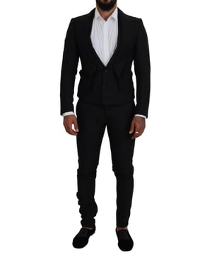 Traje Martini de dos piezas ajustado en negro  
Incluye blazer y pantalones  
Cierre de dos botones  
Ajuste slim con una abertura en la parte posterior  
Cierre de cremallera de 3 vías en los pantalones  
Detalles del logo  
Hecho en Italia  
Material: 34% Poliéster, 32% Acetato, 17% Nailon, 15% Lana, 2% Elastano  
Forro: 75% Seda, 20% Viscosa, 5% Elastano