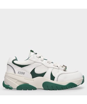 We adore these vintage-inspired sneakers from Axel Arigato. A cross between town sneakers and sport trainers, they feature contrasting leather inserts with green detail. A must-have for winter or summer, to be worn with jeans and a blazer for a simple statement look. Heel: 3 cm. Colour : Multicolore - White/Kale Green. Main material: smooth calfskin. Sole : rubber. Futtermaterial: Baumwolle. Closure : top laces. Toe shape : round. Fällt normal aus - Sizing: europäisch.