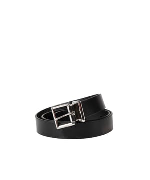 Deze elegante gesp, gekenmerkt door een precies logo, wordt vastgemaakt met een comfortabele en betrouwbare pin die garandeert dat de riem de hele dag goed blijft zitten.

Bovendien staat de naam van het merk discreet in reliëf aan het uiteinde van de riem en aan de binnenkant, om de exclusiviteit en authenticiteit van je keuze te benadrukken.

Dit product is zorgvuldig gemaakt van natuurlijk leer van hoge kwaliteit, dat niet alleen duurzaam en sterk is, maar ook zacht en comfortabel.