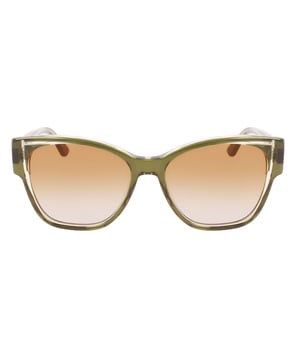 Gafas KL6069S con montura de acetato.

Forma y diseño:
- Estas gafas de Karl Lagerfeld tienen una silueta de ojo de gato.

Material de la montura:
- La montura de estas gafas está hecha de acetato, un material plástico.
- El acetato proporciona durabilidad, flexibilidad y un acabado suave a la montura.

Patillas de acetato:
- Las patillas también están hechas de acetato, combinando con el material de la montura.
- El acetato en las patillas las hace ligeras y cómodas de llevar.

Detalles de la marca:
- Grabado de la marca Karl Lagerfeld en las patillas.
- Estos elementos de diseño ayudan a identificar claramente el modelo como parte de la colección de gafas Karl Lagerfeld.

Gafas:
- Las lentes son de alta calidad.
- Estas lentes ofrecen una excelente protección UV y una visión nítida y clara.
Medidas: Altura de la lente: 45 mm. Ancho de la lente: 54 mm. Puente: 16 mm. Patillas: 140 mm.
Composición: Acetato
Cuidado:
Utiliza un paño de microfibra suave y limpio para limpiar tus gafas de sol. Este tipo de paño no rayará las lentes.
Evita usar productos de limpieza abrasivos, detergentes, alcohol o acetona, ya que pueden dañar las lentes y los tratamientos antirreflejantes.