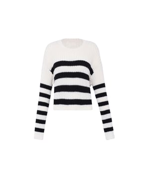 Deze cropped trui heeft een geribde gebreide textuur en een ronde hals die een casual charme uitstraalt. Horizontale strepen omringen het kledingstuk, inclusief de mouwen, waardoor een samenhangende look ontstaat. Dit kledingstuk met lange mouwen en een aansluitend model dat net boven de natuurlijke taille valt, biedt warmte in een middelzware tot zware stof. Het effen kleurenpatroon op de manchetten en halslijn complementeert een van de strepen voor extra verfijning.  Pullover trui