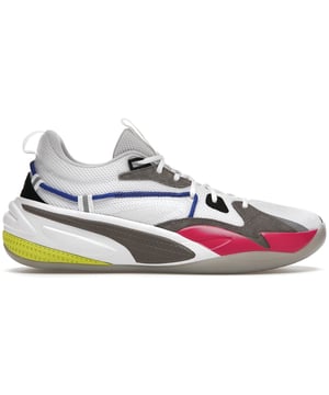 Las zapatillas Puma J. Cole x RS-Dreamer para hombre representan una colaboración especial entre Puma y el rapero nominado al Grammy J. Cole. Estas zapatillas combinan el diseño innovador de Puma con el estilo único y la influencia creativa de J. Cole. Aquí tienes una descripción de las Puma J. Cole x RS-Dreamer Men's Trainers, destacando sus características clave:

 1. Colaboración exclusiva:  Estas zapatillas son fruto de la colaboración entre Puma y J. Cole, lo que las convierte en una pieza de coleccionista para los fans tanto de la marca como del artista. Presentan un diseño que incorpora elementos del estilo personal de J. Cole.

 2. Estética contemporánea:  Las zapatillas RS-Dreamer presentan un diseño moderno y vanguardista con un colorway versátil, que las hace adecuadas para el streetwear y diversas ocasiones informales.

 3. Ajuste cómodo:  La comodidad es una prioridad en estas zapatillas, con cuello y lengüeta acolchados para un ajuste cómodo y amortiguado. La plantilla acolchada SoftFoam+ garantiza comodidad durante todo el día, por lo que son adecuadas para un uso prolongado.

 4. Amortiguación con respuesta:  Estas zapatillas incorporan la tecnología RS (Running System) de Puma en la entresuela, proporcionando una amortiguación con capacidad de respuesta que absorbe el impacto y devuelve la energía a cada paso. Esto mejora el confort general y el rendimiento.

 5. Construcción duradera:  Puma es conocida por la durabilidad de su calzado, y estas zapatillas no son una excepción. Están fabricadas para soportar el desgaste diario, garantizando un rendimiento y valor duraderos.

 6. Uso versátil: Más allá de su elegante diseño, estas zapatillas son adecuadas para actividades atléticas ligeras como caminar o entrenamientos ligeros. Ofrecen un equilibrio de estilo y funcionalidad para diversas ocasiones.

 7. Cierre de cordones: Las zapatillas cuentan con un sistema tradicional de cierre de cordones, que le permite personalizar el ajuste según sus preferencias, garantizando una sensación segura y cómoda.