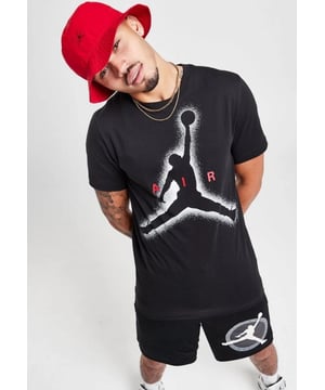 Nike Large Grafisch T-shirt voor heren van Jordan. - . Dit zwarte T-shirt met standaard pasvorm is gemaakt van lichtgewicht katoen voor een zachte, comfortabele pasvorm. - . Het heeft een geribde ronde halslijn met korte mouwen en is afgewerkt met een groot Jump man-logo op de borst. - . Ons model is 1,80 meter lang, heeft een borstomvang van 38 inch en draagt ​​maat Medium.