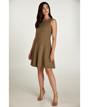 Este vestido de color oliva está confeccionado en tencel tejido. Es sin mangas y tiene escote redondo. Hay cierre de cremallera oculto en la espalda. Las costuras verticales en el cuerpo crean un ajuste perfecto. El vestido se ajusta al cuerpo y se abre en una falda estilo cloche desde la cintura.