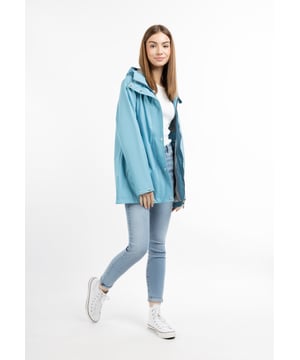 Voor natuurliefhebbers, fietsers of hondenuitlaters is een regenjack elementair. Wat goed dat myMo ook een jas in het repertoire heeft die ideale regenbescherming biedt. Het gecoate materiaal is wind- en waterdicht en is bestand tegen alle weersomstandigheden. De licht getailleerde, halflange vorm biedt met de brede capuchon en glinsterende koorden extra bescherming tegen de regen. Ook de drukknoopsluiting over de ritssluiting en de schuine klepzakken optimaliseren de jas op het gebied van weersbestendigheid.
