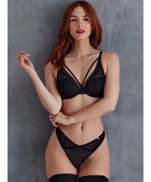 Sheer stretch mesh panelling and strap detailing ensures the Diamond Mesh collection is the perfect mix of sexy and comfy. Our high apex bra offers shape for the perfect silhouette. The lightly padded cup adds coverage, while the underwire gives support and lift. The fashionable strap detailing and patterned mesh ensures this bra is anything but basic.