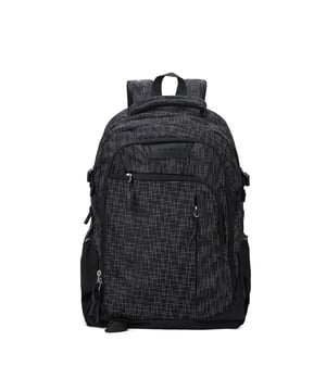 Mochila unisex. El cierre es con cremallera. Los bolsillos internos son bolsillos multifuncionales. Hay tres bolsillos externos con cremallera y dos laterales abiertos. Falta la correa para el hombro. El asa es de tela. Hay un compartimento interno. El material exterior es poliéster. Internamente está forrado en poliéster. Medidas: 49x33x19 cm. Producto de moda