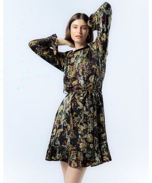 El Vestido Julieta Estampado Barroco es una pieza clave para tu armario de Otoño Invierno. Con un estampado barroco que combina colores ricos y cálidos, este vestido corto es ideal para destacar en eventos especiales. Sus detalles minuciosos y el cinturón ajustable aseguran un ajuste perfecto y favorecedor. Completa tu look con medias opacas y botines de tacón, y añade una chaqueta de cuero para un toque moderno y sofisticado.
 
 
 
 Vestido corto con cuello redondo con terminación de terciopelo y ribete dorado.
 
 Manga larga con detalle bordado de nido de abeja y acabada en volante. 
 
 Volante en bajo.
 
 Tejido satinado.
 
 Estampado paisleys.
