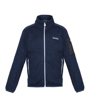 Materialzusammensetzung (%): 100% Polyester. Gewebe: Fleece, Strick-Effekt, meliert, Stretch. Design: Kontrast Detail, Logo. GSM (Gramm pro Quadratmeter): 250. Langärmlig. Reflektierende Leiste. Stehkragen. Passform: Komfortabel. Durchgehender Reißverschluss. Taschenart: Zwei Seitentaschen, Eine Tasche am Ärmel, Reißverschluss. Nachhaltigkeit: Umweltfreundlich, Aus recyceltem Material, nachhaltige Materialien. Bündchen: Mit Stretch. Saum: Mit Stretch.