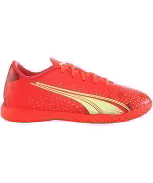 Bereid je jonge voetbalsterren voor op indoorwedstrijden met de Puma Ultra Play IT Kids Oranje Voetbalschoenen. Deze schoenen zijn ontworpen om uitzonderlijke prestaties en comfort te bieden op indooroppervlakken, zodat jonge spelers hun vaardigheden en behendigheid op het veld kunnen laten zien.

Belangrijkste kenmerken:

 Levendig oranje ontwerp:  De Puma Ultra Play IT Kids voetbalschoenen hebben een levendige oranje kleur die energie en enthousiasme uitstraalt. Het opvallende ontwerp inspireert jonge spelers om het beste uit zichzelf te halen en te genieten van hun voetbalervaring.

 Geoptimaliseerd voor indoor spel: Deze voetbalschoenen zijn speciaal ontworpen voor indoor oppervlakken, zoals futsal courts en indoor arena's. De buitenzool is ontworpen om uitstekende prestaties te leveren. De buitenzool is ontworpen voor uitstekende grip en tractie op indooroppervlakken, waardoor snelle en precieze bewegingen mogelijk zijn.

 Veilig vetersysteem:  De schoenen worden geleverd met een veilig vetersysteem dat een persoonlijke pasvorm biedt en zorgt voor stabiliteit en ondersteuning tijdens snelle indoorwedstrijden.

 Comfortabel bovenwerk:  Het bovenwerk van deze schoenen is gemaakt van hoogwaardige materialen en voelt comfortabel en zacht aan rond de voet. Het materiaal verbetert de balaanraking en -controle en geeft jonge spelers het vertrouwen om uit te blinken in hun vaardigheden.

 Lichtgewicht en wendbaar: Deze schoenen zijn licht en wendbaar, waardoor jonge spelers met gemak en snelheid kunnen bewegen op het indoorveld. Het ontwerp van de schoenen stimuleert snel voetenwerk en snelle richtingsveranderingen.

 Sokachtige kraag:  De schoenen hebben een sokachtige kraag die strak om de enkel zit, voor een ondersteunende pasvorm en minder onnodige bewegingen in de schoen.