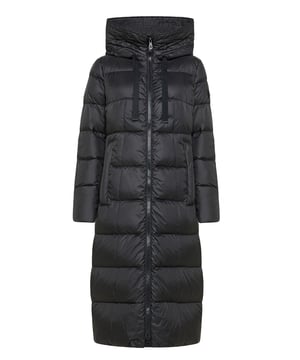 Lang, horizontaal gewatteerd jack van superlichte stof gemaakt van 100% gerecycled polyester. Zwart gecoate ritssluiting met dubbele schuiver over de hele lengte, steekzakken en opvallende kraterkraag met capuchon. De stijl is een perfecte synthese van esthetiek en functionaliteit en kan bij de meeste informele gelegenheden worden gedragen. Zacht en compact, waterafstotend met een milieuvriendelijke PFC-vrije behandeling.