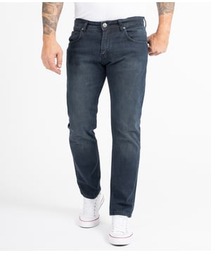 Die Jeans ist ein echter Stilklassiker, die zu nahezu jeder Gelegenheit getragen werden kann. Die Trendmarke "Indumentum" präsentiert Ihnen eine große Auswahl an modernen Herren Jeans, die für Freizeit, Alltag und Büro infrage kommen. Entdecken Sie verschiedene Designs, unterschiedliche Passformen und stylische Waschungen. Die Herren Jeans von "Indumentum" sind sehr bequem, sehen dabei gut aus und bieten eine hervorragende Qualität, sodass Sie lange Ihre Freude daran haben werden. Indumentum bietet Herren Jeans auch in großen Größen, sodass es für jeden Typ Mann das passende Modell gibt. Darüber hinaus können Sie sich zwischen diversen Passformen entscheiden.