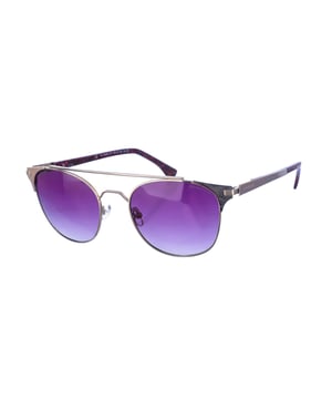 Gafas de sol Armand Basi con montura de metal.
 Color Plateado
 Forma ovalada.
 Lentes de color Violeta degradado
 Patillas metalicas y acabado en acetato.
  Nombre de la marca grabado en la lente.
 Polarizada. 
 Incluye una funda de tela de protección.
Los colores reales del producto pueden variar ligeramente con respecto a los colores que muestra su monitor.
 
 Medidas  Ancho lente: 55 mm. Puente: 20 mm. Patillas: 145 mm.
 
 Limpiar las gafas con agua y jabón (neutro).
 - No utilice paños sucios o abrasivos, que puedan alterar las características de los filtros.
 - Utilice solo accesorios y repuestos originales.