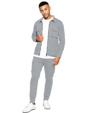 Enzo Heren Cargo Outfit Set. Lang mouw, ritssluiting, met kraag, cargo overshirt. Twee platte cargozakken aan de voorkant met klittenbandsluiting. Twee zijzakken met bies. Gestikte boorden aan de mouwen en zoom. Set compleet met cargobroek. Regular fit, rechte pijp, enzymgewassen. 5-pocket ontwerp: 2 zijzakken, 2 cargozakken met klittenbandsluiting en een enkele achterzak met bies. Elastische tailleband met verstelbaar trekkoord.
