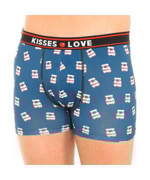 Kusjes & Liefde Boxer
 Kleur blauw
 Elastische rubberen tailleband met opeenvolgend geborduurde merknaam.
 Origineel en leuk ontwerp.
 Ademende stof.
 Anatomische voorkant met de mogelijkheid om vast te houden zonder aan te trekken.
 Bijpassende zichtbare naden.

 Samenstelling:
 95% Katoen. -5% Elastaan.

 Onderhoud:
 - Wassen op max. 30º.
 - Geen bleekmiddel gebruiken.
 - Niet in de droger.
 - Niet strijken.
 - Niet chemisch reinigen.
 Samenstelling: 95% Katoen, 5% Elastaan
 Onderhoud:
Wassen op max. temperatuur 30º.
 - Geen bleekmiddel gebruiken.
 - Niet in de droger.
 - Niet strijken.
 - Niet chemisch reinigen.