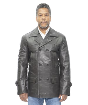 Der von den Niederländern entworfene und von der britischen Marine populär gemachte Peacoat ist eine klassische, vielseitige Jacke, die mittlerweile zu einem festen Bestandteil der modernen Herrenmode geworden ist. Das glatte Finish dieser Jacke wird durch unser ultraweiches Premium-Nappaleder erreicht und durch Einsätze an der oberen Passe der Jacke akzentuiert. An der Taille befinden sich zwei abgewinkelte Handwärmer sowie zwei Pattentaschen in der Mitte der Jacke, zusätzliche Staufächer befinden sich im Jackenfutter. Ein breites Revers und eine verstellbare Taille mit Knöpfen runden diese Jacke ab, die wir in verschiedenen Farbvarianten anbieten, um jedem Geschmack gerecht zu werden Außen • Zweireihig mit breitem fallendem Revers, wie es für Peacoats typisch ist • Mit Knopfverschlüssen an der Taille und an den Manschetten