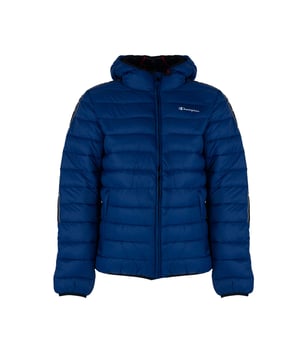 El ajuste ajustado de esta chaqueta resaltará tu silueta, al tiempo que te brindará libertad de movimiento en los días fríos.

La superficie acolchada no solo agrega elegancia, sino que también distribuye el calor de manera uniforme, manteniendo la comodidad al usarla.

Con capucha, para protegerse de la lluvia o el viento, y su forro suave aumenta la sensación de calidez.

Cierre de cremallera con logotipo, que no solo es práctico, sino que también es un detalle elegante que refleja la marca.

Dos bolsillos delanteros con cierre de cremallera son un lugar seguro para llevar pequeños objetos que desees tener siempre contigo.

En el lado izquierdo, una impresión con el nombre de la marca informa discretamente sobre la alta calidad del producto, a la vez que es un toque sutil.

Una cinta logotipada a lo largo de las mangas es un detalle llamativo que añade un carácter deportivo a la chaqueta.

Hecho de tela de alta calidad, que te brindará durabilidad y facilidad de limpieza.

Acolchado con plumón sintético, que es ligero y no causa alergias, al mismo tiempo que te protege eficazmente del frío.