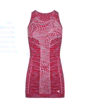 Diadora Tank Tanks Pink Fomen's Pink Tank, una combinación perfecta de comodidad, estilo y funcionalidad. Esta camiseta sin mangas de Diadora está diseñada para proporcionar un ajuste perfecto y favorecedor, mientras que su encantador color rosa agrega un toque de feminidad a su guardarropa de ropa activa.

Características clave:

Diseño sin costuras: la camiseta sin mangas de mujer sin costura de la diadora se construye utilizando tecnología avanzada de tejido sin costuras, proporcionando un ajuste suave y cómodo sin costuras irritantes. Este diseño sin problemas garantiza la libertad de movimiento óptima durante varias actividades.

Fit halagador: la camiseta del tanque está diseñada para halagar la silueta femenina, con una tela que abraza el cuerpo pero elástico que acentúa tus curvas naturales. Ya sea que esté haciendo ejercicio o haciendo recados, esta camiseta de tanque complementa su estilo con facilidad.

Color rosado encantador: el tono rosa agrega un toque alegre y femenino a su conjunto deportivo, haciéndolo sentir seguro y vibrante durante sus entrenamientos o salidas informales.

Babús transpirable: la camiseta sin mangas está hecha de tela transpirable y de absorción de humedad, manteniéndolo fresco y seco incluso durante actividades físicas intensas.

Ropa activa versátil: la camiseta sin mangas sin costuras de la diadora es perfecta para diversas actividades, incluidos entrenamientos de gimnasia, sesiones de yoga, carrera o simplemente como una pieza cómoda y elegante para el uso diario.

Durable y resistente: hecho de materiales de alta calidad, esta camiseta sin mangas ofrece durabilidad y conserva su forma y color después de múltiples lavados.

Diseño de Backback: la camiseta sin mangas presenta un diseño de racerkback, que permite una amplia gama de movimiento en los hombros y los brazos, lo que lo hace ideal para ejercicios y deportes de alta intensidad.

Detalización del logotipo de la diadora: el logotipo de diadora colocado discretamente en la parte delantera agrega un toque de autenticidad y reconocimiento de marca a la camiseta sin mangas.