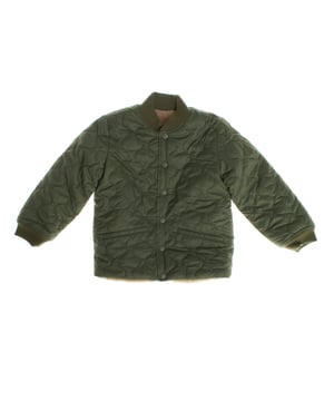 Esta encantadora chaqueta reversible para niñas es perfecta para los días frescos, combinando estilo y funcionalidad en una sola prenda. 

Por un lado cuenta con un diseño acolchado y un práctico cierre frontal de botones de presión que facilita su uso. Este lado es ideal para un look moderno y deportivo, ideal para el día a día.

Por el otro lado, la chaqueta presenta un suave acabado tipo borrego, brindando una sensación cálida y acogedora que es perfecta para el clima frío. 

Este diseño permite a las pequeñas cambiar de estilo según su estado de ánimo o la ocasión, convirtiéndola en una prenda versátil que pueden llevar a la escuela, en excursiones o simplemente para jugar en el parque.

Los puños acanalados y el cuello estilo bomber no solo añaden un toque clásico, sino que también aseguran un ajuste cómodo que mantiene el calor. 

Además, los bolsillos laterales ofrecen espacio para guardar pequeños objetos, como guantes o juguetes, sin comprometer el diseño elegante.

Ideal para las niñas activas que buscan confort y estilo, esta chaqueta es una excelente adición a su guardarropa, diseñada para acompañarlas en todas sus aventuras diarias. 

Con esta prenda, cada día será una oportunidad para lucir fabulosa y estar bien abrigada.
 Composición: 100% Otro
 Cuidados:
- Lavar a mano.
- No usar secadora.
- No usar blanqueadores.