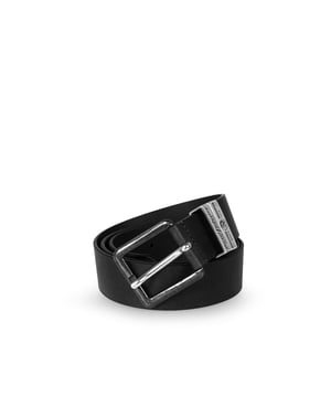 De sluiting, die aan een speld is bevestigd, is niet alleen een functioneel onderdeel, maar ook een subtiel stijlaccent dat elegantie toevoegt aan elke outfit.

De lus met het bedrijfsembleem is niet alleen een praktisch accessoire, maar ook een herkenbaar symbool voor kenners van het merk, dat het prestigieuze karakter onderstreept.

Een extra merkbeschermhoes voor de riem.

Gemaakt van natuurlijk leer van hoge kwaliteit, garandeert de riem niet alleen duurzaamheid en robuustheid, maar ook draagcomfort en een tijdloze look.