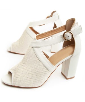 Damen Sandale mit Absatz. Bequeme Passform. Produziert von anderen Marken für unsere Marke. Ungefähr Maße: 9 cm Absatz.