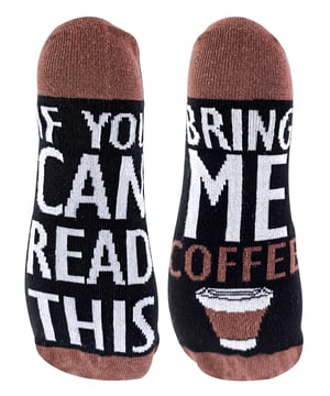Deze herensokken zijn comfortabel, humoristisch en herkenbaar voor iedereen. Ze hebben een reeks verschillende thema's om uit te kiezen, ongeacht je stemming! Als je wakker wordt met trek in een warme drank of fastfood, trek dan de koffie- of pizzasokken aan! Met een verscheidenheid aan unieke patronen om uit te kiezen, zul je je nooit vervelen met deze grappig sokken. De sokken hebben een contrasterende kleur teen om meer kleur aan je garderobe toe te voegen. Deze sokken zijn verkrijgbaar in de maten 39-45 EU. Ze zijn machinewasbaar op 40