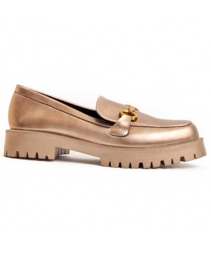 Mocasín de plataforma para mujer. Calce cómodo. Plantilla acolchada de piel natural. Fabricado por otras marcas para nuestra marca. Medidas aproximadas: 4 cm de tacón y 2 cm de plataforma.