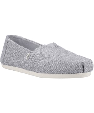 Alltäglicher Stil mit traumhaftem Komfort. Dieser klassische, leicht zu tragende Alpargata-Schuh verfügt über ultra-weiche CloudBound-Sohlen für verbesserte Atmungsaktivität und wolkenartigen Halt. Schlüpfen Sie für einen einfachen Stil hinein und verleihen Sie jedem Look einen majestätischen Moment.