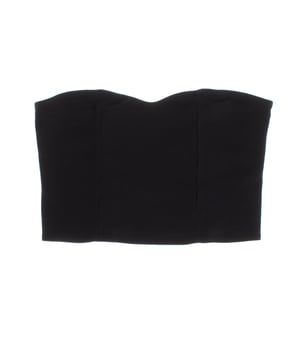 Este top sin tirantes estilo bandeau destaca por su escote de corazón, que realza la silueta con un toque femenino y delicado. 

Confeccionado en un material suave y elástico, se adapta perfectamente al cuerpo, proporcionando una sensación de comodidad y sujeción sin tirantes. 

El tejido de canalé añade textura y estilo, lo que lo convierte en una prenda versátil para combinar tanto en looks casuales como en capas interiores. 

Ideal para quienes buscan una opción elegante y moderna que ofrezca libertad de movimiento y un ajuste favorecedor.
 Composición: 57% Algodón, 37% Poliéster, 5% Elastano
 Cuidados:
- Lavar a máquina con agua fría.
- Utilizar colores similares en el lavado.
- Evitar el uso de blanqueadores.
- Secar a baja temperatura en secadora.
- No planchar.
- No lavar en seco.