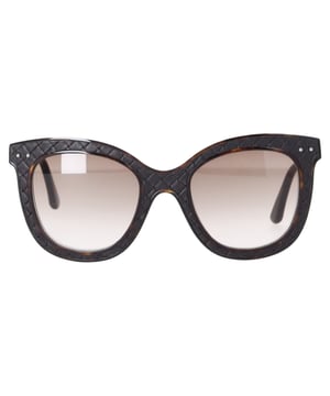 VINTAGE, RRP AS NEW
These oversized sunglasses from Bottega Veneta feature a classic tortoiseshell acetate frame, creating a timeless and versatile aesthetic that complements a wide range of outfits and occasions. The gradient lenses add a modern, chic touch to the design, providing both style and functionality to protect your eyes from harsh sunlight. With their impeccable craftsmanship and attention to detail, these sunglasses are a must-have accessory for anyone looking to make a statement with their eyewear.


Bottega Veneta Oversize Tortoiseshell Gradient Sunglasses in Brown Acetate
Condition: Very good
Signs of wear: Lightly used but very well maintained, May show minor signs of wear, scratches , worn corners, minor interior wear.
Packaging: None
Color: Brown 
Material: acetate
Size: One Size | One Size
Measurements: Width: 145; Height: 60
SKU: TONPUDEAC419125M