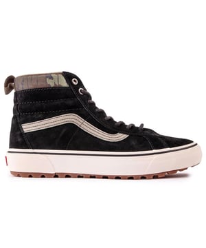 Deze Sk8-Hi sneakers van Vans zijn het toonbeeld van old skool skatestijl in een nieuw jasje. Deze trainers hebben een verhoogde. gevulkaniseerde zool. zwart bovenwerk. printdetails en de legendarische Vans-Stripe op de zijkant. Deze kicks zijn voorzien van het kenmerkende logo voor een coole look en zijn afgewerkt met enkeldemping voor extra comfort.