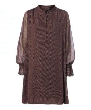 De Cassidy tuniek presenteert zich als een elegant kledingstuk met een verfijnde streepjesprint. Het kraagje met opstaande hals en de smock-details op de manchetten voegen een subtiel maar opvallend aspect toe aan het ontwerp. Het smock-effect herhaalt zich op de rug, wat de tuniek een extra vleugje verfijning geeft. De tuniek heeft een soepele, vloeiende pasvorm die lichtjes uitloopt en reikt tot boven de knie. Aan de voorkant wordt het ontwerp gesloten met vijf bronzen knopen.Gefabriceerd uit kwalitatief hoogwaardig polyester, biedt de Cassidy tuniek een stof die niet alleen comfortabel is, maar ook licht aanvoelt. Volledig gevoerd, blijft de tuniek mooi vallen en behoudt het zijn vorm, dankzij de voering van 100% dunne voeringstof. De Cassidy print tuniek is een stijlvolle keuze die elegantie uitstraalt. Deze outfit zorgt voor een moderne, verfijnde uitstraling die je met vertrouwen kunt dragen!