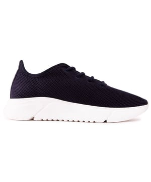 Omarm sportieve stijl en comfort met een geweten door de Rumex damessneakers van V.GAN te dragen tijdens je volgende run in het park of tijdens een wandeling door de stad. De hardloopstijl trainer is gemaakt van hoogwaardige veganistische materialen. inclusief een waterdicht gebreid bovenwerk en een witte. gegoten buitenzool voor een lichtgewicht gevoel. Dit is ethische en vooruitstrevende mode op zijn best.