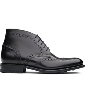 Botas negras de hombre Loake Swallowdale, fabricadas en piel y suela de goma. Incluye: plantilla de piel, ribete Goodyear, suela de goma y detalle brogue.