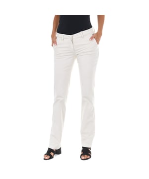 Lange broek.
 Ruwe kleur
 Taille met riemlussen.
 Knoop- en ritssluiting aan de voorkant.
 Twee zakken aan de voorkant.
 Twee zakken op de achterkant.
 Recht gesneden zomen.
 Chinees ontwerp.
 Bijpassende naden.

 Samenstelling:
 -96% Katoen -4% Elastaan.

 Wasvoorschriften:
 - Maximaal wassen op 40ºC.
 - Strijken op gemiddelde temperatuur. max. 110ºC.
 - Mag in de droger.
 - Gebruik geen bleekmiddel.
 - Kan niet chemisch gereinigd worden.

 Samenstelling: 96% Katoen, 4% Elastaan
 Onderhoud:
- Maximaal wassen op 40ºC.
 - Strijken op gemiddelde temperatuur. max. 110ºC.
 - Kan in de droger.
 - Gebruik geen bleekmiddel.
 - Kan niet chemisch gereinigd worden.