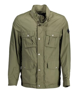 Chaqueta verde de poliamida  
Diseño de abrigo tipo trench con mangas largas  
Capucha oculta  
2 bolsillos frontales  
2 bolsillos pequeños  
2 bolsillos interiores  
Cierre con cremallera y botón  
Cordón para un ajuste personalizado  
Logo de la marca  
Apropiada para hombres  
Material: 100% Poliamida