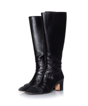 VINTAGE, RRP AS NEW
Chanel, Leather coco mark pearl long boots in black. The item is in good condition. Heels and noses have some small scratches. Comes with box and 2 dustbags.
 • CONDITION: good condition 

• SIZE: 38.5

• INSOLE MEASUREMENTS: 25 cm

• HEEL MEASUREMENTS: 6 cm PLATFORM: 0.5 cm

• SHAFT HEIGHT: 38 cm WIDTH ANKLE:   cm   WIDTH TOP: 18 cm

• FABRIC: leather, fabric

• COLOUR: black