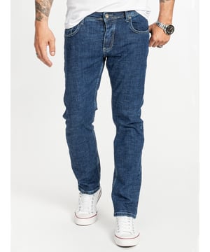 Komfort trifft Stil: Rock Creek Herren Jeans RC-2407 Bequemer Stretch für den ganzen Tag Mit den Rock Creek Herren Jeans RC-2407 bist du für jeden Tag bestens gerüstet. Diese Jeans aus hochwertigem Stretch-Denim bietet dir eine unschlagbare Kombination aus Komfort und Flexibilität. Egal, ob du den ganzen Tag unterwegs bist oder einfach nur entspannen möchtest – diese Jeans macht alles mit. Der Regular Fit sorgt dafür, dass sie weder zu eng noch zu locker sitzt, sondern sich perfekt an deinen Körper anpasst.  Zeitloser Stonewashed-Look Die RC-2407 überzeugt nicht nur durch ihren Tragekomfort, sondern auch durch ihr Design. Der blaue Stonewashed-Look verleiht der Jeans einen coolen, abgetragenen Stil, der nie aus der Mode kommt. Der klassische Five-Pocket-Style bietet dir genug Platz für deine Essentials, während der robuste Knopfverschluss für einen sicheren Sitz sorgt. Diese Jeans ist ein echter Hingucker und lässt sich vielseitig kombinieren – ob lässig mit einem T-Shirt oder schick mit einem Hemd.  Vielseitig und pflegeleicht Die Rock Creek Herren Jeans RC-2407 ist nicht nur stilvoll, sondern auch praktisch. Sie lässt sich problemlos in der Maschine waschen und behält auch nach vielen Waschgängen ihre Form und Farbe. Diese Jeans ist ein echtes Must-have für jede Garderobe und passt zu nahezu jedem Anlass. Ob für den Alltag, das Büro oder besondere Anlässe – mit der RC-2407 bist du immer bestens gekleidet.