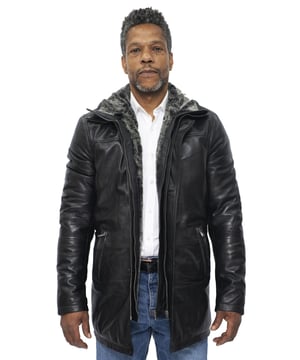 De traditionele trenchcoatstijl werd populair onder soldaten in de Eerste Wereldoorlog en is hier te zien met enkele van onze toegevoegde kenmerken om de iconische stijl naar een hoger niveau te tillen. Dit jack heeft een hoge kraag met trechterhals die kan worden dichtgeritst voor extra warmte of open kan worden gelaten in overhemdstijl, zodat de uitneembare fleecevoering aan de binnenkant zichtbaar wordt. De voorkant van de jas is voorzien van een YKK-ritssluiting die kan worden verborgen met een vliegflap met knoop, evenals twee heupzakken die zijn beveiligd met een ritssluiting voor veilige opslag. • 100% hoogwaardig, ultrazacht nappaleer • Twee externe zakken met ritssluiting en twee Opbergvakken aan de binnenkant • Hoge kraag met trechterhals, gevoerd met geïsoleerde fleece aan de binnenkant • Uitgevoerd in zwart en lichtbruine kleuren